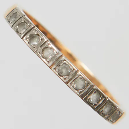 Ring med vita stenar stl:18, bredd 2,3mm, fattning i vitguld, svenska stämplar, gravyr, 18K Vikt: 2,7g Vikt: 2,7 g