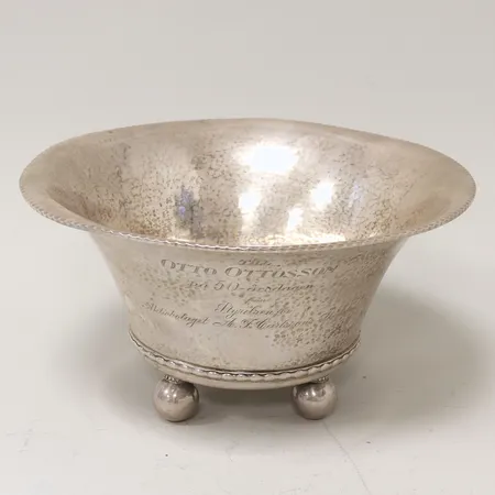Skål på kulfötter höjd 13cm Ø25cm, skevheter, gravyr, EM.O.Möller Malmö 1923, silver 830/1000 Vikt: 596,9 g
