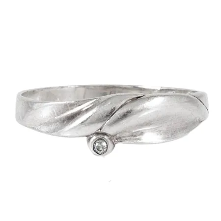 Ring med liten vit sten stl:18½ bredd 2,2-6,5mm, silver 925/1000 1,6g.