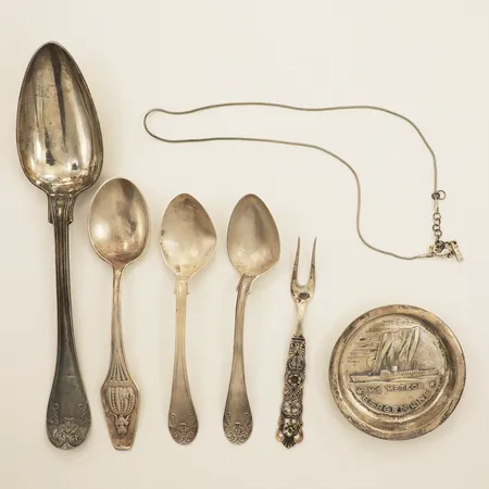 En kedja ett askfat fyra skedar en gaffel buckliga gravyr silver Vikt: 139,6 g