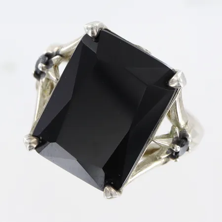 Ring Thomas Sabo stl:18 bredd 1,5-16mm, svart mittsten 11x16mm, 2 sidostenar 1 med nagg, silver 925/1000 Vikt: 5,4 g