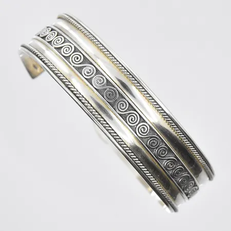 Armband med mönster öppen modell innermått 65x50 mm, bredd 17 mm, ostämplat, silver. Vikt: 16,6 g