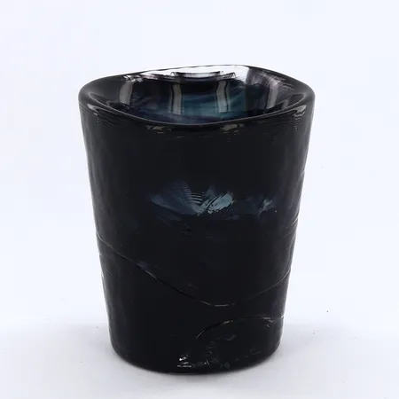 Shotglas ur serien Mine Ø9cm, höjd:7cm, svart av Ulrika-Hydman Vallien, stämpelmärkt UHV Skickas med paket.