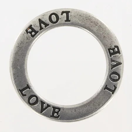Hänge Ø23mm text: LOVE, modell utan ögla, silver 925/1000 Vikt: 2,5 g