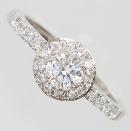 Ring med vita stenar stl:18 bredd: 2,5mm, GHA, silver 925/1000 Vikt: 3 g på auktion i City hos Pantbanken Sverige