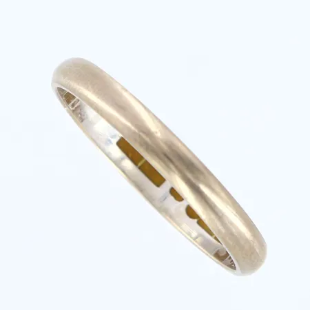 Ring slät stl: 19 bredd: 2,5mm, gravyr, vitguld, 18K Vikt: 2,8 g