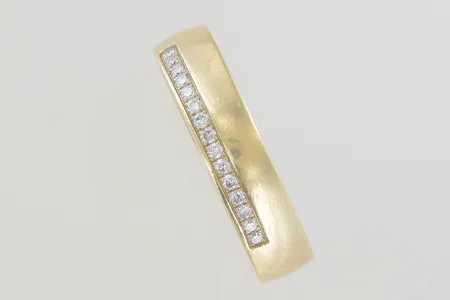 Ring med diamanter 15x0,01ct stl:18½ mm bredd 5 mm, graverad 18K  Vikt: 7,9 g