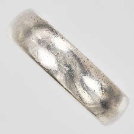 Ring stl: ca 18 bredd: ca 6mm repig/graverad 935/1000 Silver Vikt: 7,3 g