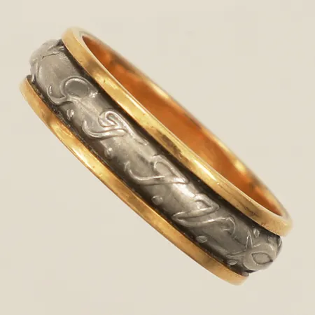 Ring med monel stl:18½ bredd 5,7mm gravyr 18K bruttovikt 5,2g Vikt: 5,2 g