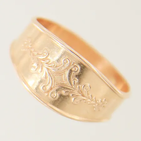 Ring med dekor stl:18 bredd 5,6-10mm bucklig skena 18K Vikt: 3,1 g