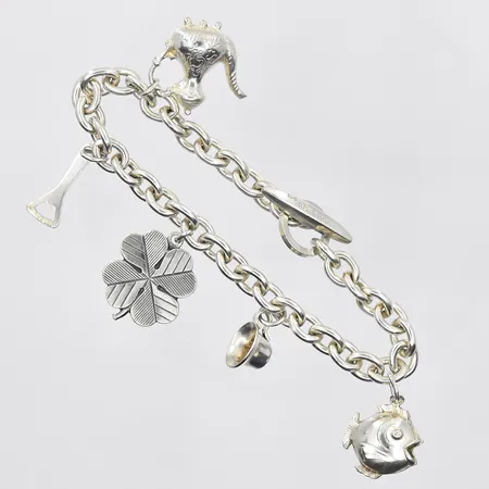 Armband med 5 berlocker längd 19½ cm länkens bredd 7 mm, T-lås, silver 925/1000. Vikt: 28,1 g