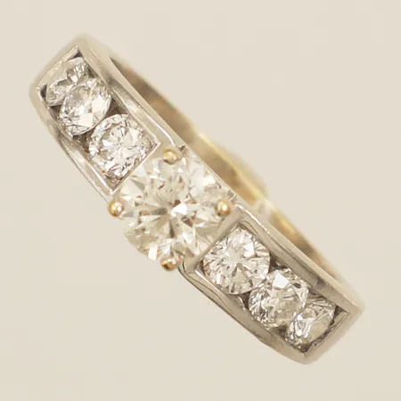 Ring med diamanter totalt ca 0,65ct mittsten ca 0,50ct ca W/Piqué stl:16¼ bredd 3,3mm vitguld i behov om omrodiering 18K Vikt: 5,5 g