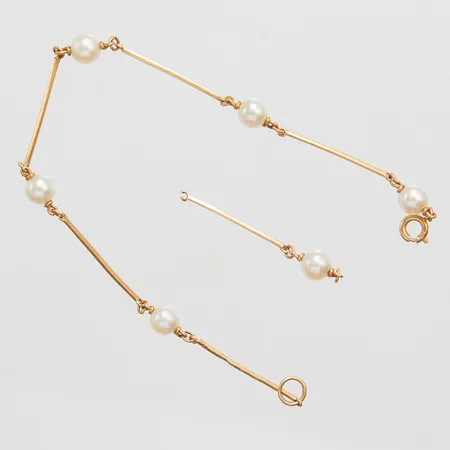 Armband med odlade pärlor längd: 16cm, bredd: 0,7-5mm, svenska stämplar, 1947, extra stav 3cm, 18K vikt Vikt: 2,6 g