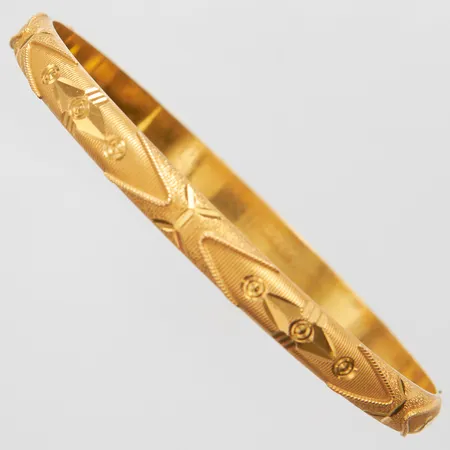 Armring med mönsterdekor Ø72cm bredd: 6mm, 22K Vikt: 14,3 g