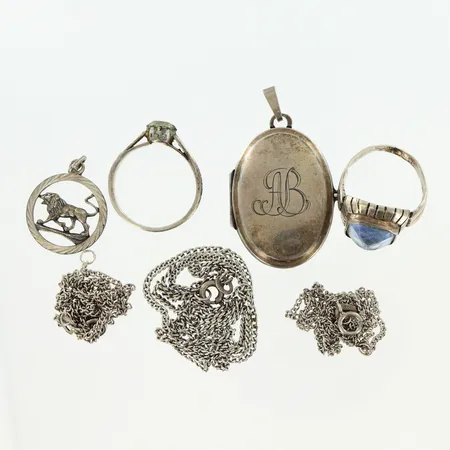 1 hänge, 1 medaljong med plexiglas, 2 ringar med sten, 3 kedjor, allt med slitage/defekter, silver 835/1000 Vikt: 25,9 g