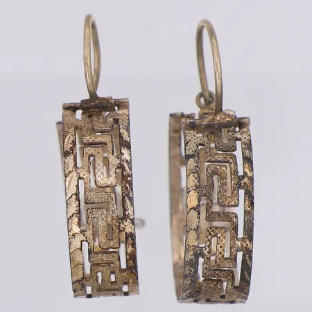 Ett par örhängen meandermönster 30mm, skeva, saknar stämplar, 830/1000 silver Vikt: 2,7 g