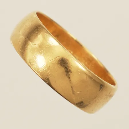 Ring slät stl:18¾ bredd 6,8mm, gravyr 18K Vikt: 7 g