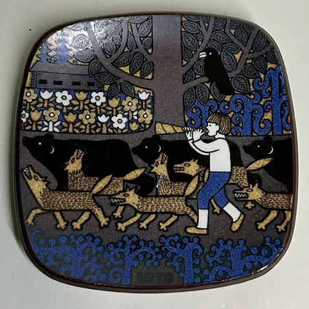 Samlar- / Årstallrik Arabia Finland design Raija Uosikkinen 1979 motiv ur Kalevala, för upphängning 20cm, beskrivning på baksidan Skickas med paket.