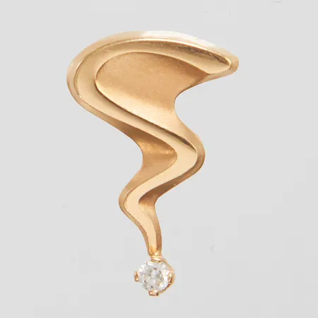Hänge skidbacke med vit sten, 18,2x11,9mm, design: Pernilla Wiberg för Alton, 18K Vikt: 0,8 g
