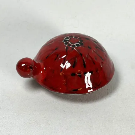 Figurin sköldpadda Lisa Larson Gustavsberg formgiven 1963 röd glasyr stämpelmärkt och etikettmärkt höjd 4,5 längd 11cm
