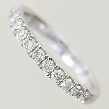 Ring halvallians med diamanter 12 x ca 0,04ct GHA stl:16¾ bredd 2,4mm vitguld behov av omrodiering gravyr 18K Vikt: 3,6 g