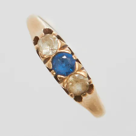 Ring med syntetiska stenar, stl:15¼, bredd: 1,6-4,1mm, svenska stämplar, personlig gravyr, skev skena, 18K Vikt: 1,9 g