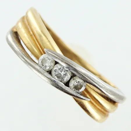 Ring Guldfynd 3 diamanter 0,20ctv enligt gravyr, stl:16½ bredd 2,5-4,5mm, vit/gulguld, 18K Vikt: 3,4 g