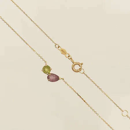 Collier med lila och grön sten längd 42-45cm bredd 0,5mm GHA 18K Vikt: 1,5 g