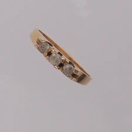 Ring med stenar, stl:17¾ bredd 1,7-3,1mm, sliten klo. 18K Vikt: 3,4 g på auktion i Skärholmen hos Pantbanken Sverige