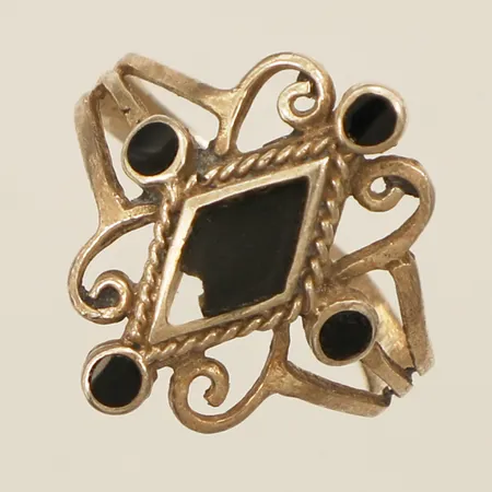 Ring med emaljarbete stl:16½ bredd 2mm skadad emalj skev skena silver 925/1000 Vikt: 2,5 g