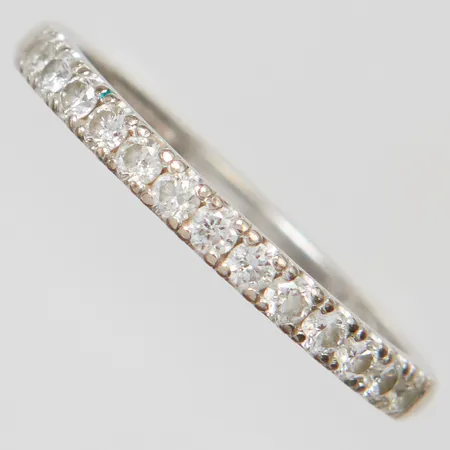 Alliansring med diamanter stl:16, 13 x ca 0,02ct, bredd 2,0mm, vitguld, svenska stämplar, gravyr, 18K Vikt: 2,4g Vikt: 2,4 g