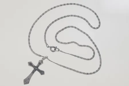 Halskedja med kors längd 42/3,5 cm, silver 925/1000 Vikt: 4,4 g på auktion i Växjö hos Pantbanken Sverige