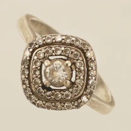 Ring med vita stenar stl:18, bredd 2,5-13mm silver 925/1000 Vikt: 3,7 g