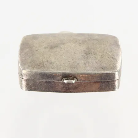 Dosa med lock Guldfynd 8x35x25mm, repor/bucklor, silver 925/1000 Vikt: 14,1 g