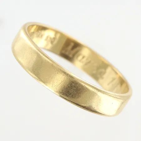 Ring slät stl:18 bredd 3,8mm, gravyr, 18K. Vikt: 3,2 g