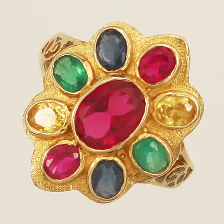 Ring med färgade stenar möjligen safirer samt rubiner, stl:17¾ bredd 20,2mm, 18K Vikt: 4,3 g