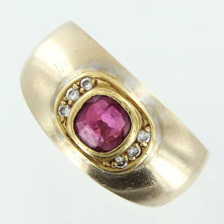 Ring stl:17 bredd 5-9mm diamanter 6xca 0,01ct, röd sten, skev skena, 18K Vikt: 5,6 g