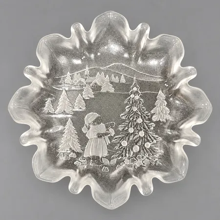 Fat Christmas Story, Walther glas Mikasa, Tyskland, Ø ca 24cm, brukslitage, frostat glas Skickas med paket.