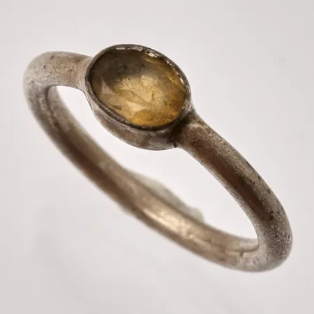 Ring, stl:16¾, bredd 2,3-5,4mm, 1st gul sten, 925/1000 silver, 2,53g.