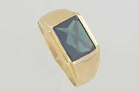 Ring med sten stl:23 mm bredd 12 mm, 18K  Vikt: 5,7 g