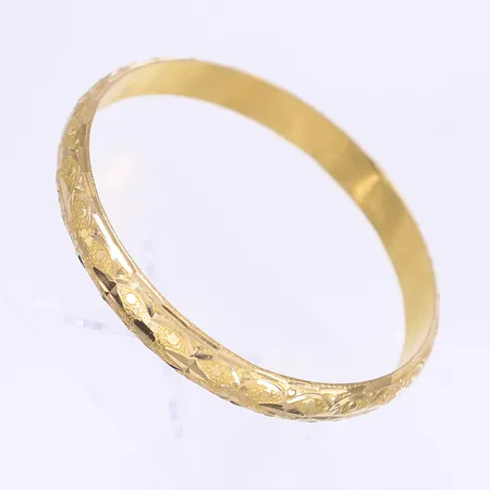 Armband med präglad dekor Ø6cm, bredd 8mm, 18K Vikt: 10,7 g