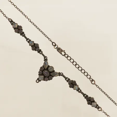 Collier med månsten samt ametister justerbar längd 43-46,5cm, bredd 1,6-22,7mm hängets mått:22,7x16mm del av hänge saknas troligen GHA silver 925/1000 Vikt: 13,7 g
