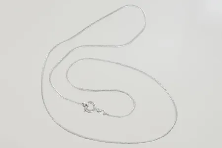 Halskedja längd 41 cm, bredd 1 mm, silver 925/1000 Vikt: 3,9 g på auktion i Växjö hos Pantbanken Sverige