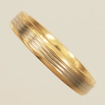 Ring stl:18¾ bredd 3,8mm tvåfärgad 18K Vikt: 3,9 g