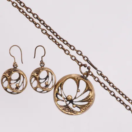 Set ett par örhängen längd 4 cm collier längd 78cm bredd 3,6mm brons Vikt: 26,7 g på auktion i Linköping hos Pantbanken Sverige