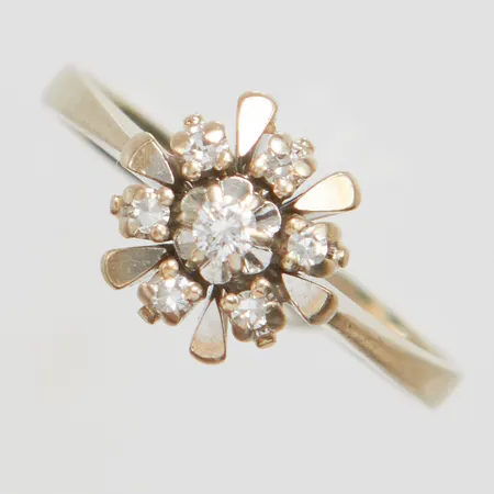 Ring med diamanter 1x 0,04ct 6x 0,01ct stl:17¼ bredd: 2-9mm, vitguld, import stämplad, 18K  Vikt: 3,5 g