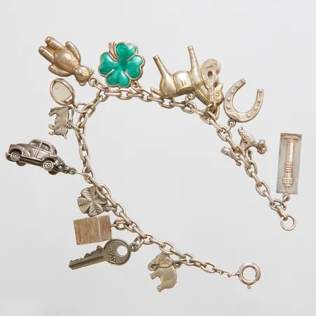 Armband med 14 berlocker (varav 3 i oädelmetall) längd: 19,3cm, bredd: 4,2mm, silver 835-925/1000 bruttovikt 32,7g.