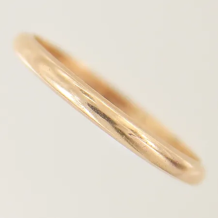 Ring slät stl:20 bredd 2,6mm gravyr 18K Vikt: 2,5 g