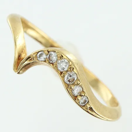 Ring stl:17½ diamanter 6st 0,09ctv TW/VS enligt gravyr, bredd på skena 1,5-3mm, 18K Vikt: 1,8 g