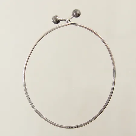 Stelt armband med kulor Stigbert Ø60mm bredd 1,5mm silver 830/1000 Vikt: 4 g på auktion i Solna hos Pantbanken Sverige
